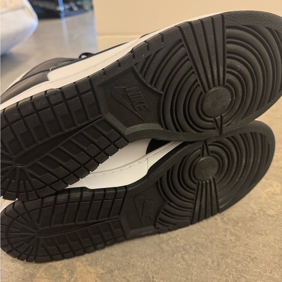 Nike Men's Classic Black and White Sneakers Mens US12 New - Picture 7 of 8